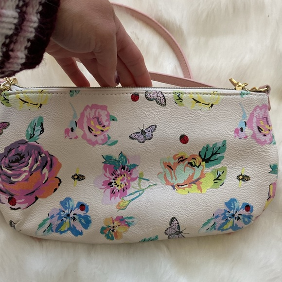 Betsey Johnson spring crossbody bag with bow detailing. - Picture 6 of 9